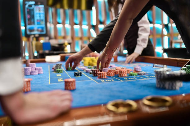 Fortune Mouse interface on mancingduit slot showing bet placement, wheel, and live chat